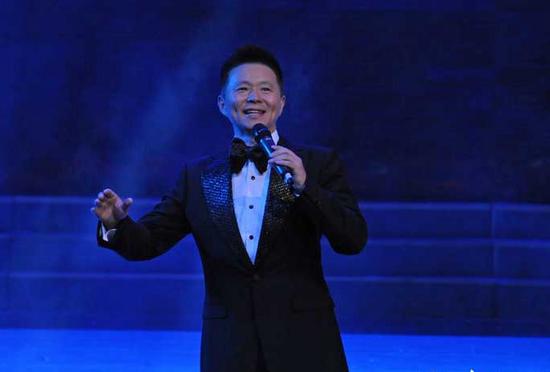 10月28日晚, 2014中国蚌埠花鼓灯艺术交流展演周暨文艺志愿者走基层活动启动仪式在蚌埠大剧院举行。来自安徽省花鼓灯歌舞剧院、总政歌舞团、东方歌舞团等十多家艺术院团的文艺工作者们为珠城百姓献上了一场金秋文化盛宴。 据了解,文艺志愿者走基层精品歌舞演出只是2014中国蚌埠花鼓灯艺术交流展演周的其中一部分,此次歌舞演出以舞红花鼓灯,唱响新蚌埠为主题,由中国舞蹈家协会、安徽省文化厅、蚌埠市人民政府主办。