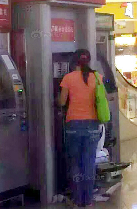 女子因银行卡被吞徒手拆ATM机