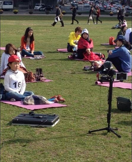 韩国举办发呆大赛 50人坐地上发愣3小时|发呆