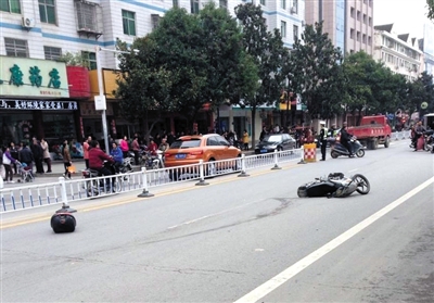昨日湖北房縣連環(huán)撞人案現(xiàn)場(chǎng)被撞翻的摩托車。當(dāng)天7時(shí)許，該縣神農(nóng)路段發(fā)生駕車連環(huán)撞人案，致2死17傷。網(wǎng)絡(luò)截圖