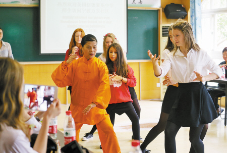 英国师生体验宁波社区生活