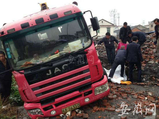 合肥一拆迁工地吊机触碰高压线 2人触电身亡