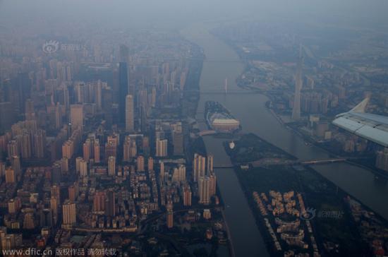 摄影师北京到广州航班上拍摄含霾云顶