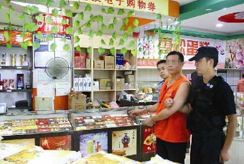宜昌两名男子头套塑料袋 洗窃超市金柜(图)