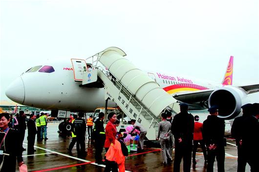 圖為：在停機(jī)坪上，這架波音787寬體客機(jī)顯得格外敦實(shí)。