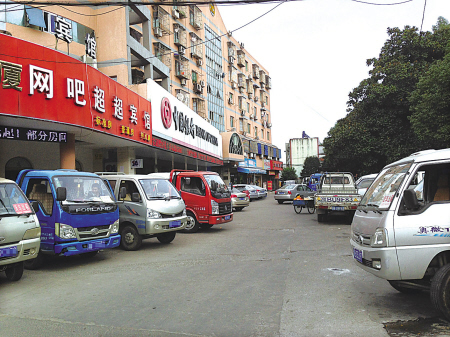 图为店面房前面空地上停了很多外来车辆。(沈孙辉 摄)