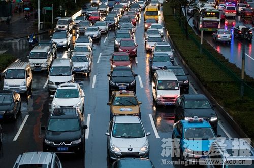 2014年10月30日,下午5点30分左右,韶山南路北往南方向,路面比较拥堵,的士行驶缓慢。 图/潇湘晨报记者 杨旭