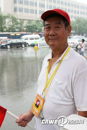 馮師傅 60歲 交通協(xié)管員