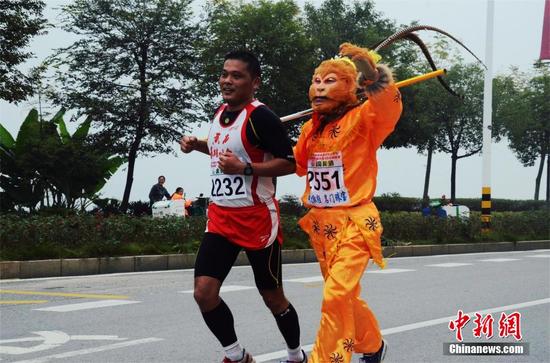 孙悟空现身黄石马拉松与4000余人一起奔跑图