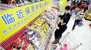 为保障消费者合法利益,不少超市开辟了“临近保质期食品销售专区”,并有专人每日严格按照商品上架规定排查,及时清理过期食品。