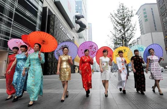 成都大妈打造史上最优雅<em>广场舞</em> 自称family<em>女王</em>
