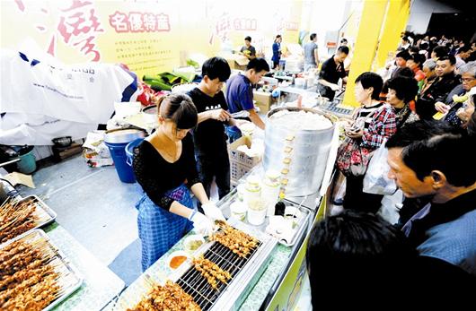 圖為：臺灣小吃攤位前，不少市民在排隊