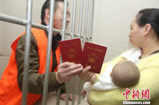 兩位新人隔著鐵窗領(lǐng)取結(jié)婚證 陶可 攝
