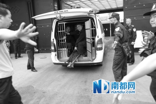 押送李孟军的警车在监狱门外短暂停留.