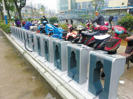 公共自行车停车位上停满了电动自行车。记者 沈之蓥 摄