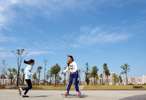 11月2日，长沙西湖文化园，天气晴朗，小学生在广场上开心玩耍。图/记者谢长贵