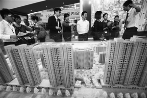 市民在第十九届中国宁波国际住宅产品博览会上看房 记者 张培坚 摄