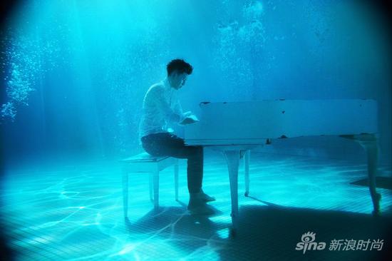 周兴哲水下弹钢琴