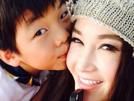 温碧霞和养子甜蜜照