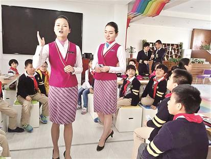 南航湖北公司6名空姐和飞行员“空降”武汉小学