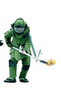 圖為：排爆民警在進行訓練
