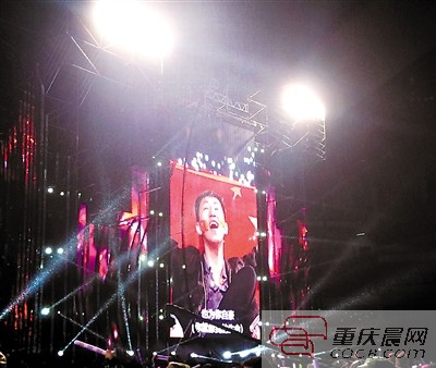 万州小伙汪峰演唱会上求婚 章子怡叫他红旗哥