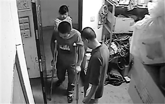 工地里,他拄着双拐