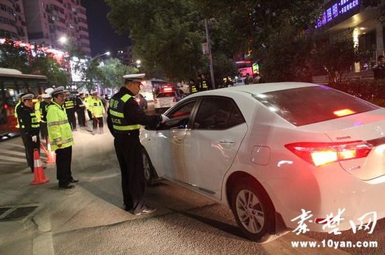 十堰交警夜查酒驾 两小时查获25个酒司机