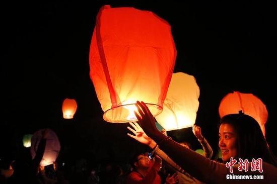 上海百名單身男女集體放孔明燈求“脫單”