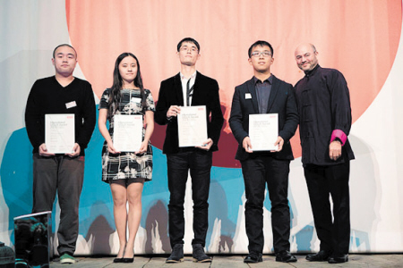 杜頔康(右二)及其团队获国际大学生建筑设计大赛第一名。 资料图片