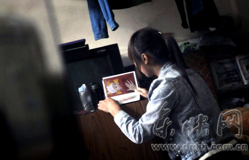 想孩子时,小润就拿出儿子的照片看一看