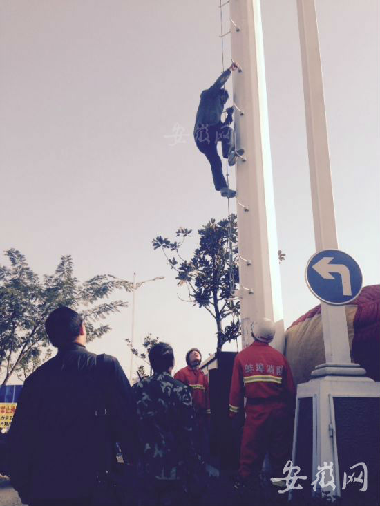 蚌埠一男子爬上移动发射塔欲跳塔讨要工钱