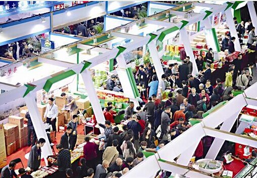 圖為:市民在農(nóng)博會選購商品 (記者萬多攝)