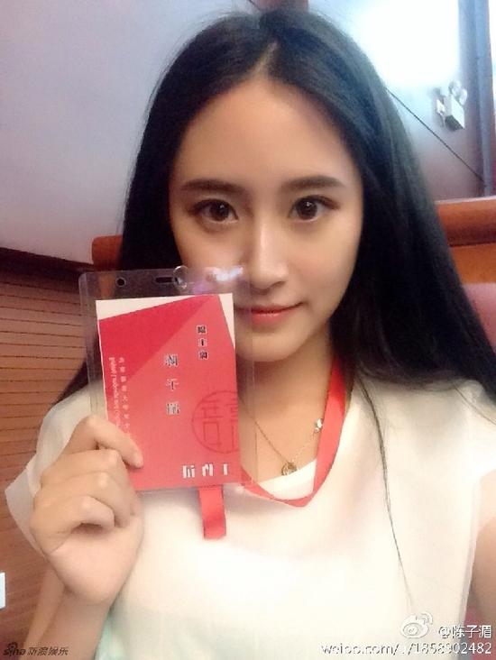 9月，北京语言大学新任学生会干部“新鲜出炉”，一位长相甜美、气质清新的“副主席”引起了大家的关注，并迅速走红网络，她就是被网友奉为“最美学生会主席”的陈子湄。