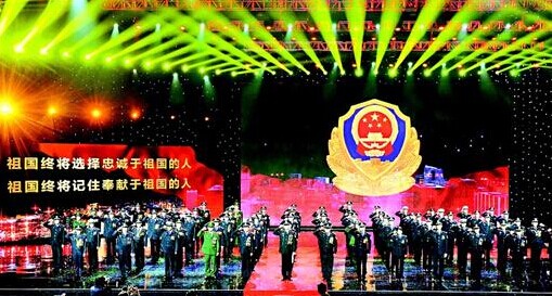 图为：3日晚，第五届“我最喜爱的人民警察”评选活动颁奖晚会在汉举行(记者杨平摄)