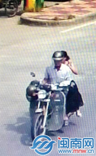▲监控拍到刘小姐当时搭乘摩托车,穿着长裙侧坐