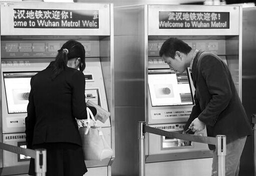 图为：市民正在购票 (记者邹斌摄)