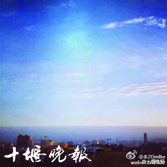 十堰现阴阳天景观:天空分两半 上晴下阴(图)_新