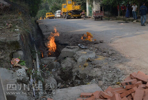 内江一天然气管道泄漏着火 火焰1米多高(图)