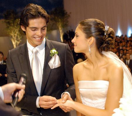 卡卡卡罗琳离婚 9年童话婚姻终结