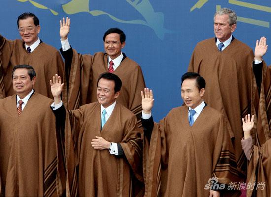 年apec峰会在韩国釜山举行,韩式大褂"图鲁马吉"是此届峰会的领袖服装