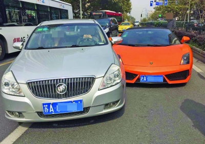 別克車撞上了蘭博基尼。 交警供圖