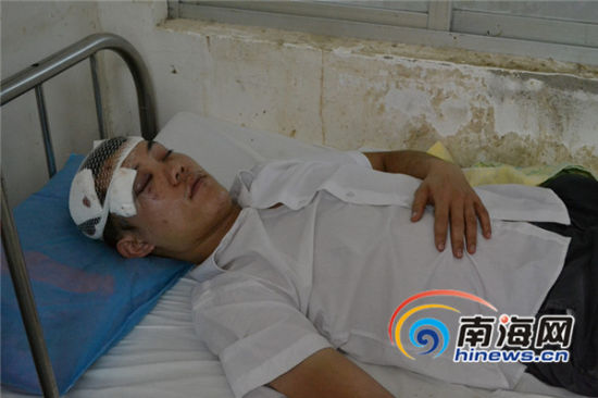 在酒吧内被打伤的小张。