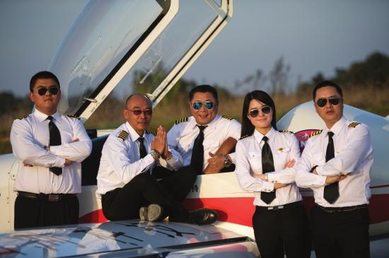 11月4日，飞行员魏天、林宏、侯珉、杨思洁、高明(从左至右)拍摄宣传片。图/尚刚
