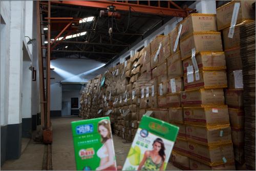 11月5日，“4.23”特大非法制售避孕套案，长沙市食品药品监督管理局没收的非法避孕套货箱堆积如山。图/记者谢长贵