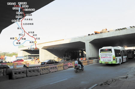 在杨家山立交桥西侧的人民路上，两座城际铁路框架桥已经主体完工。余志雄 摄