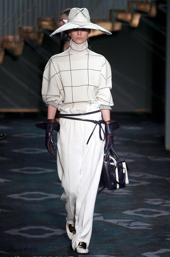 小宋佳撞衫徐濠萦 黑白格纹套装极简主义|小宋