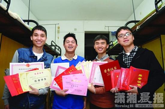 11月5日，中南大学学霸寝室成员：高要辉、邓朝福、刘俊和王宏伟(从左至右)。图/潇湘晨报记者辜鹏博
