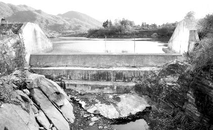 瀑布上游的小型水库，截断了白水岩瀑布的大量水源。