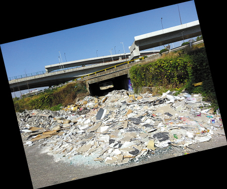 桥下,垃圾堵路。(记者 余建文 摄)